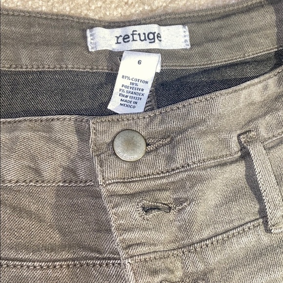 Refuge Green Shorts - Picture 3 of 3